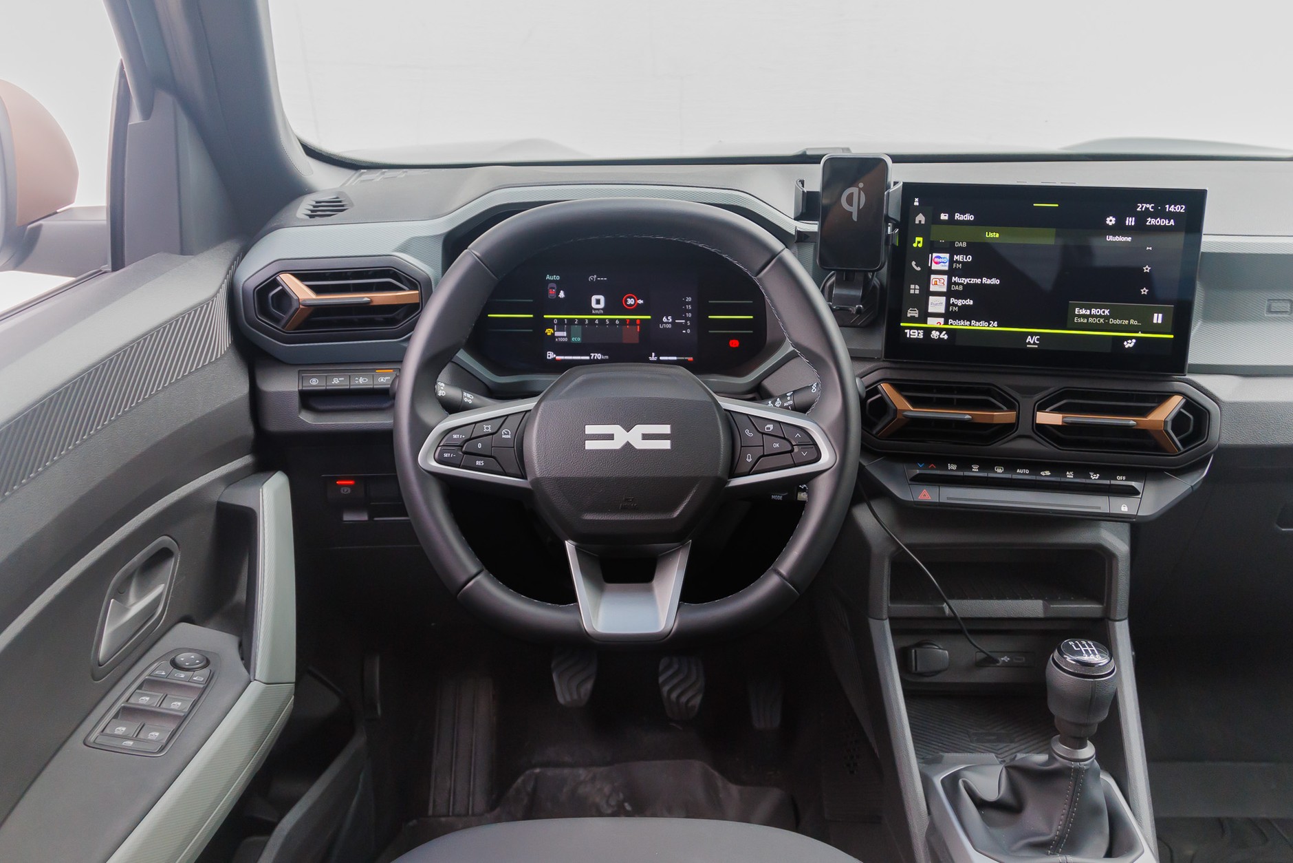 Dacia Duster kontra MG ZS. Porównanie dwóch budżetowych samochodów