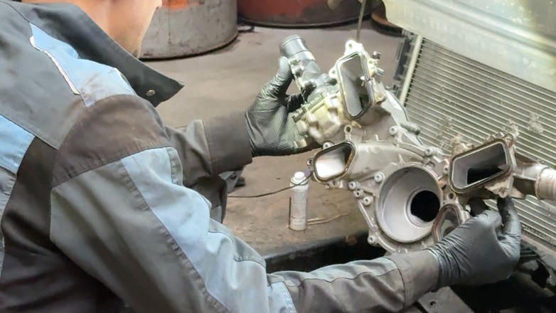 Tak dziś wygląda obudowa termostatu w układzie chłodzenia silnika. Wymiana nie jest tania!