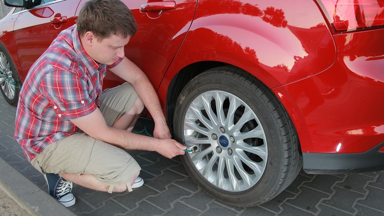Warto sprawdzać ciśnienie w oponach.