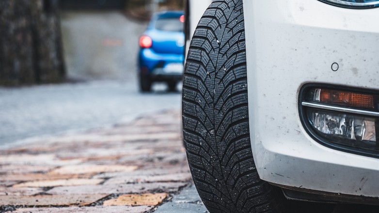 Jazda na oponach zimowych w lecie może źle się skończyć. Zdjęcie ilustracyjne