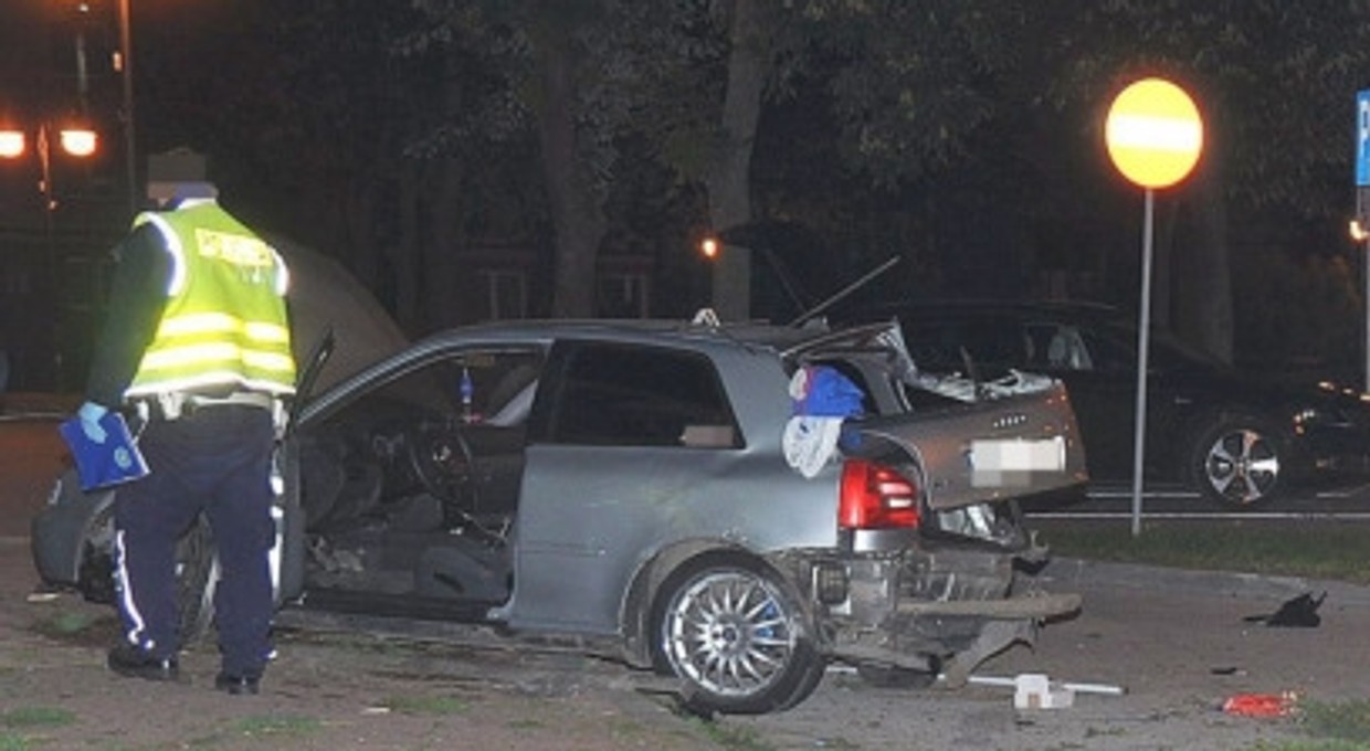 Auto uderzyło w krawężnik i latarnię. Kierowca i pasażer aż wypadli z pojazdu [Nagranie]