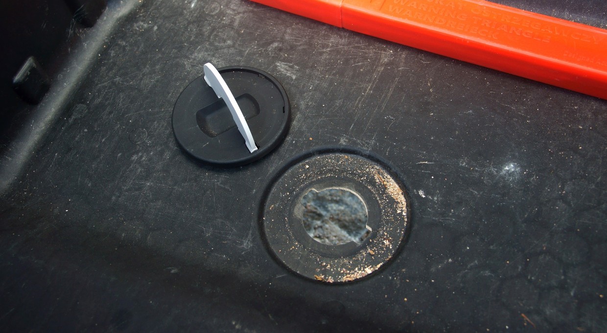 Samochód z dziurą w bagażniku. Usterka? Nie, to specjalny odpływ