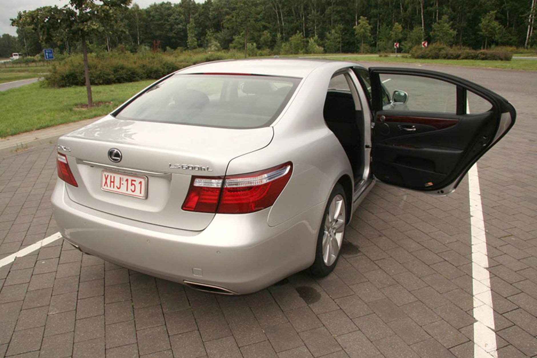 Lexus: hybrydowe wersje modeli GS i LS z większym bagażnikiem