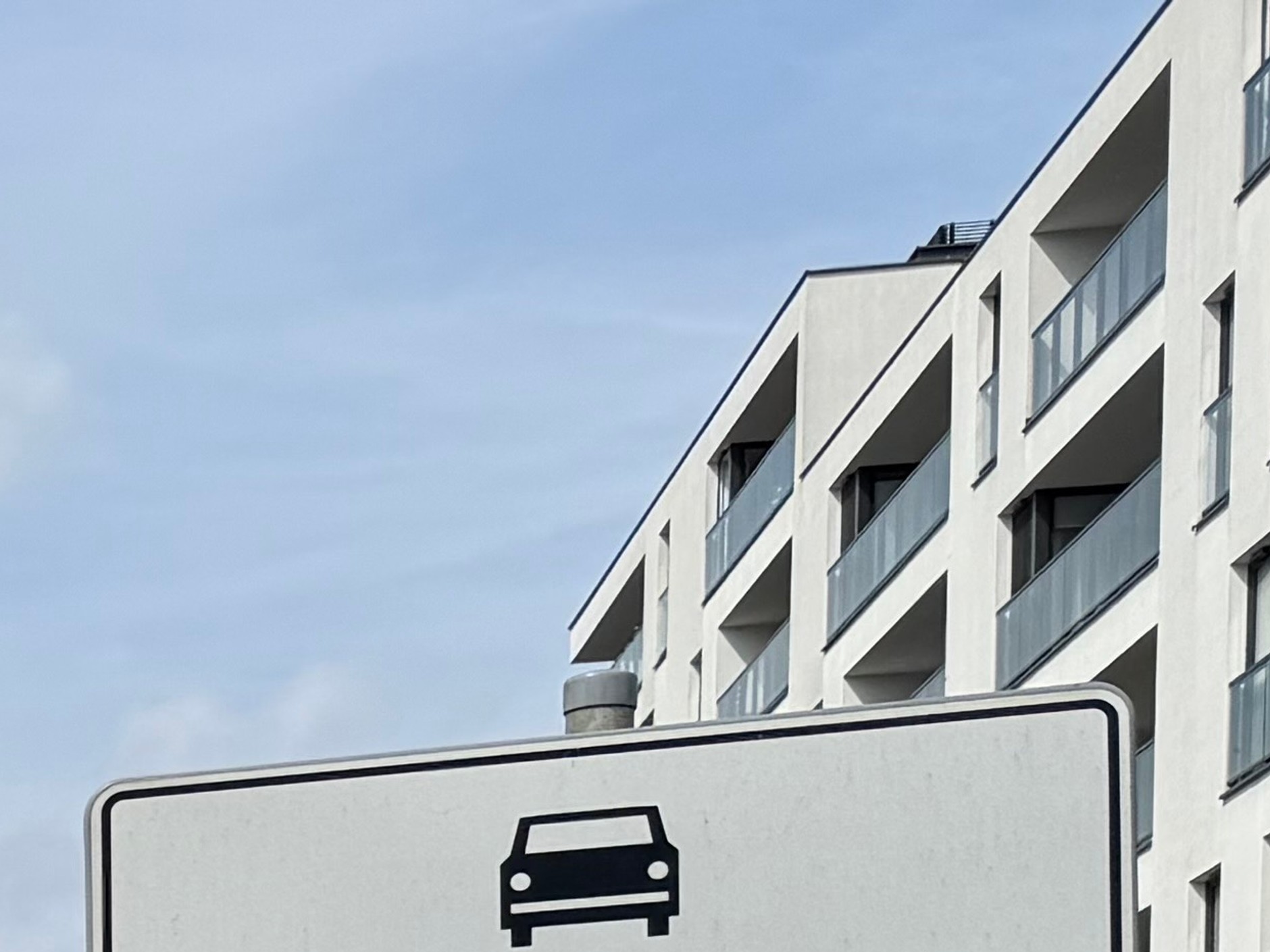Strefa ruchu najwyraźniej obejmuje w tym miejscu większy teren – to dla kierowców wjeżdżających na jeden z głębiej położonych parkingów może być mylące