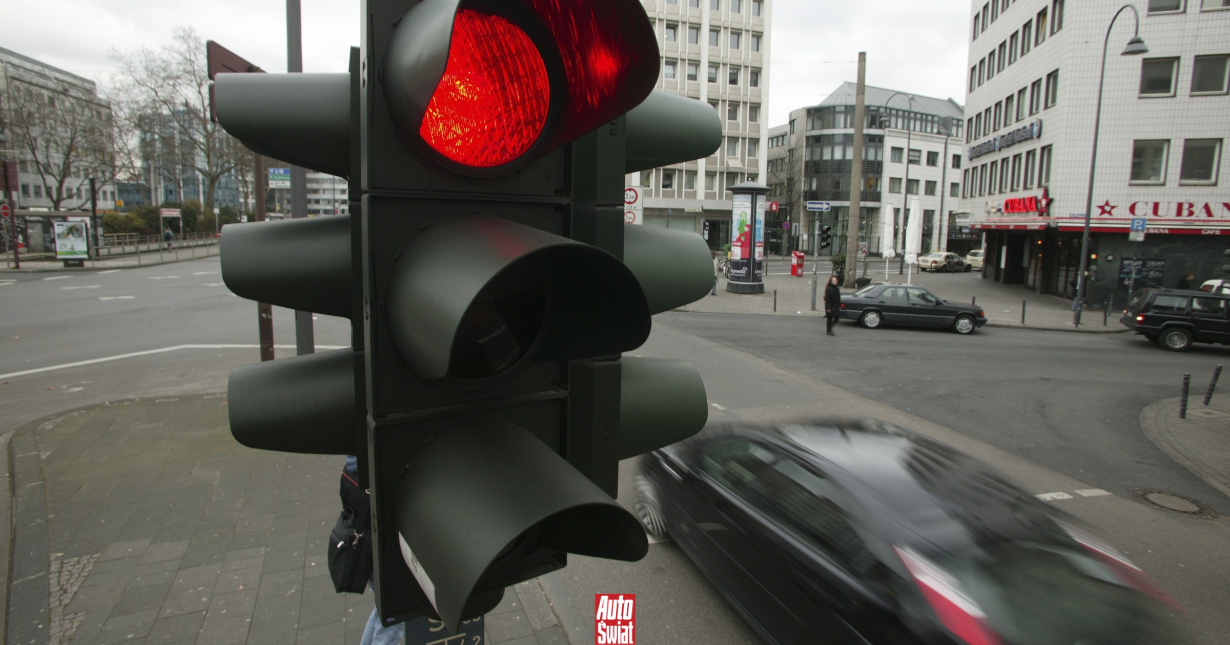 Usunęli wszystkie znaki drogowe i sygnalizatory. Efekty zaskoczyły włodarzy miasta