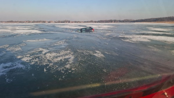 Wjechali samochodem na zamarznięte Śniardwy. Lód załamał się daleko od brzegu
