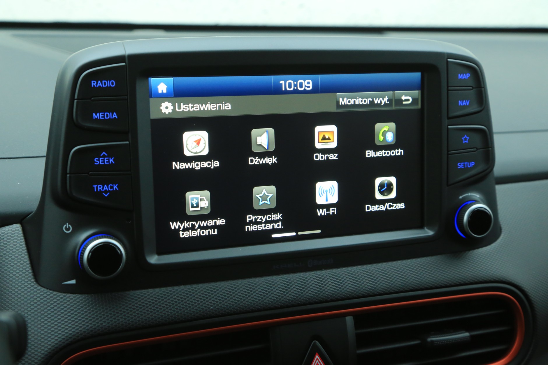 Dotykowy ekran o przekątnej 8 cali to centrum dowodzenia multimediami Kony.