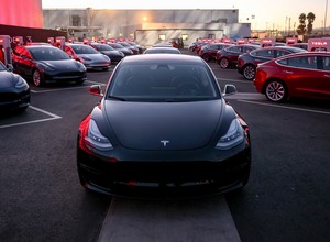 Tesla Model 3 hitem sezonu - wyznacza nowe standardy w produkcji pojazdów z napędem elektrycznym