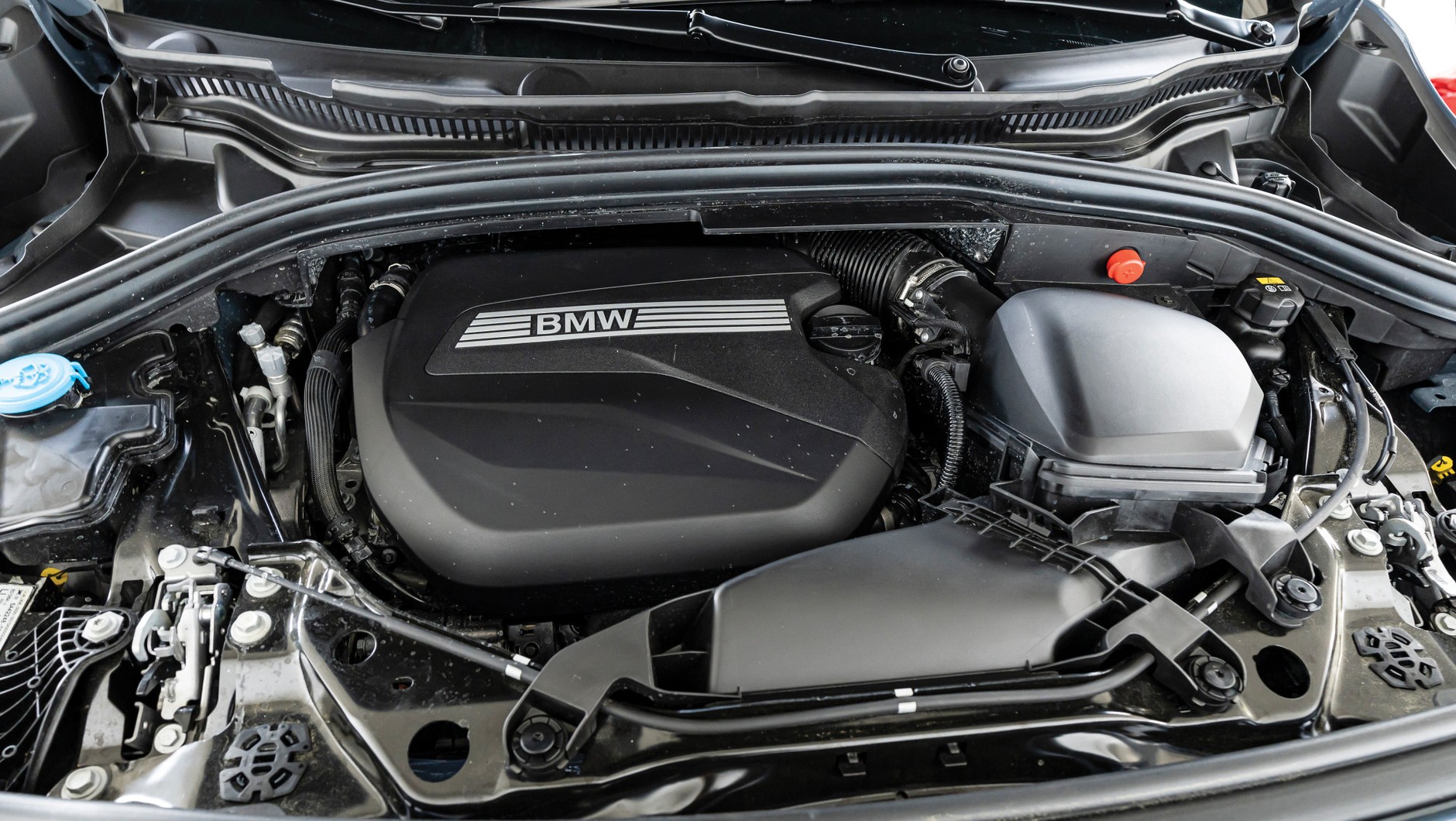 BMW Active Tourer: cztery cylindry, dwa litry pojemności skokowej, 150 KM i 350 Nm przy 1750 obrotach na minutę. Siedmiobiegowa skrzynia dwusprzęgłowa, 220 km/h