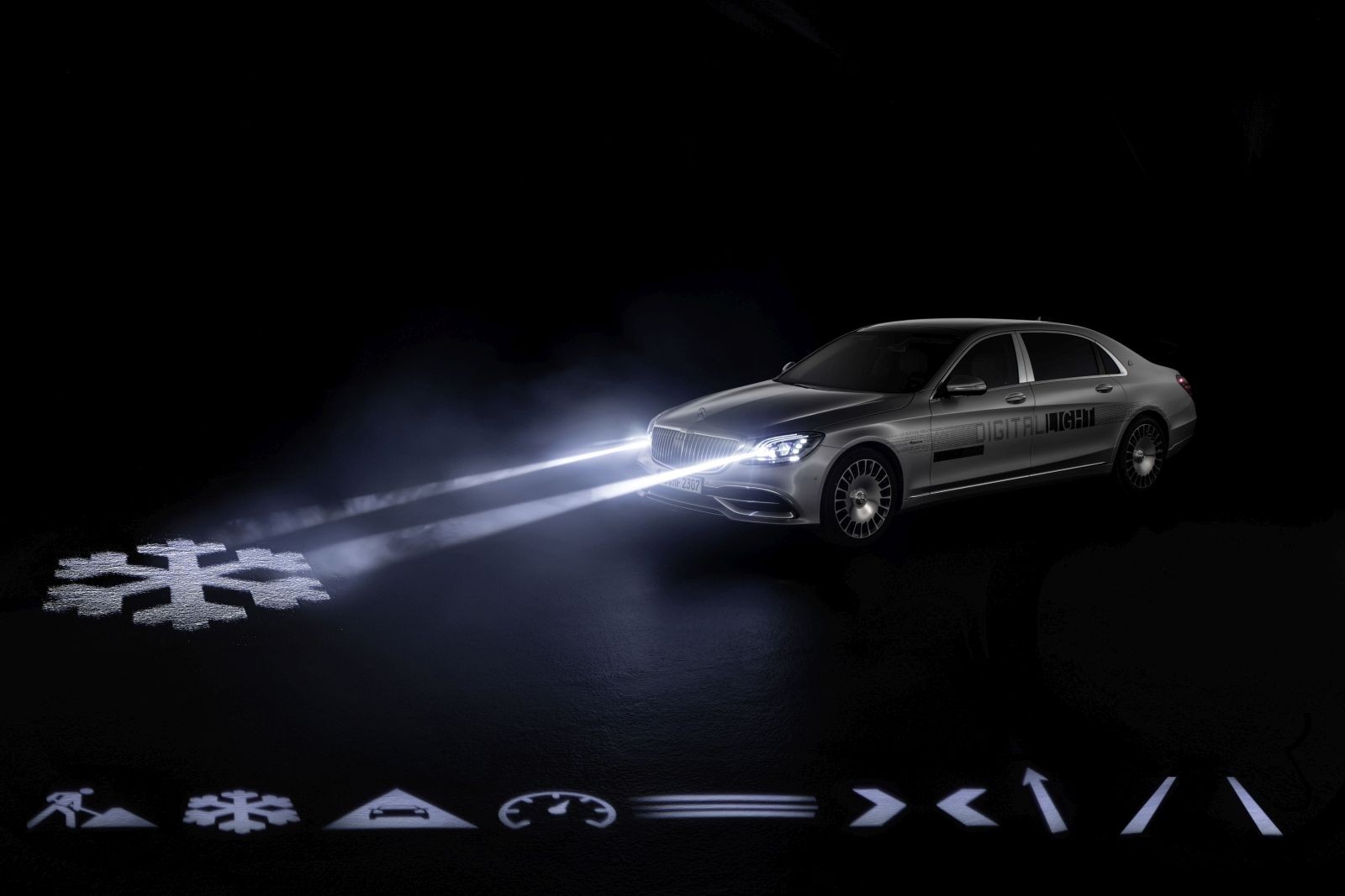 Mercedes Digital Light - w pierwszej produkcyjnej serii będą podstawowe ostrzeżenia dla kierowcy