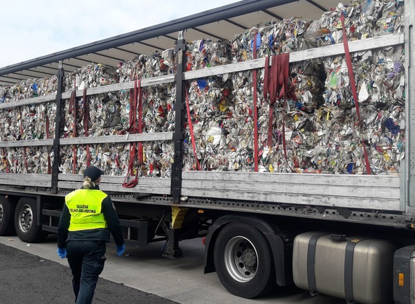 Tir z Niemiec miał przewozić plastiki i gumę. Nie dało się nie wyczuć, że w naczepie było coś innego