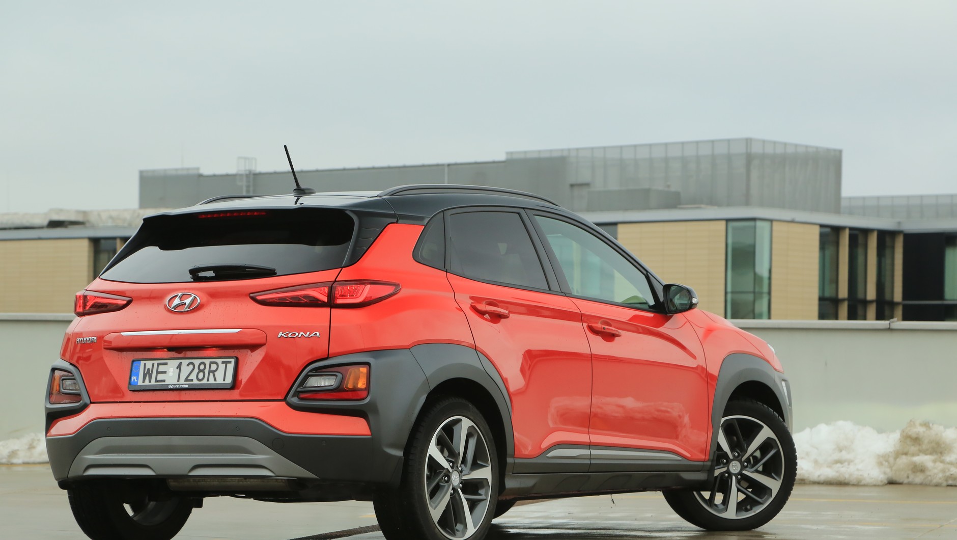 - Hyundai Kona z pewnością zwróci większą uwagę na ulicy niż sportowo ukształtowana sylwetka kombi ze znaczkiem i30.