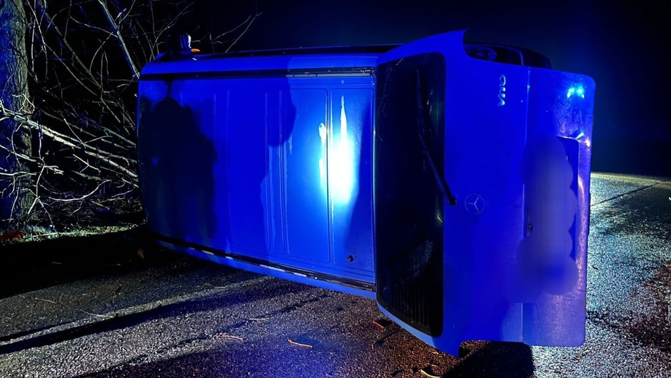 Zjechał na pobocze, uderzył w drzewo i "wylądował" na boku
