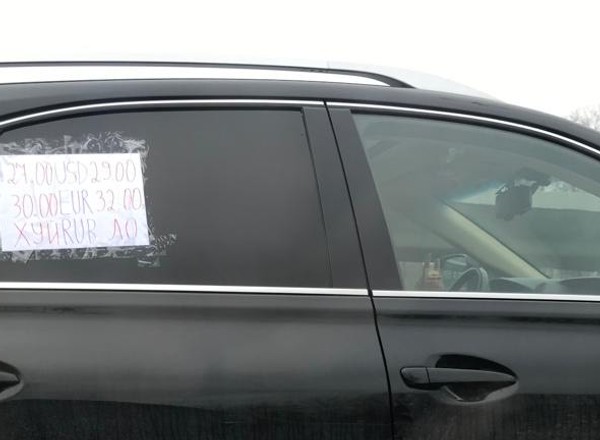 "Mobilny kantor" oferuje waluty z auta. Czy to powrót cinkciarzy?