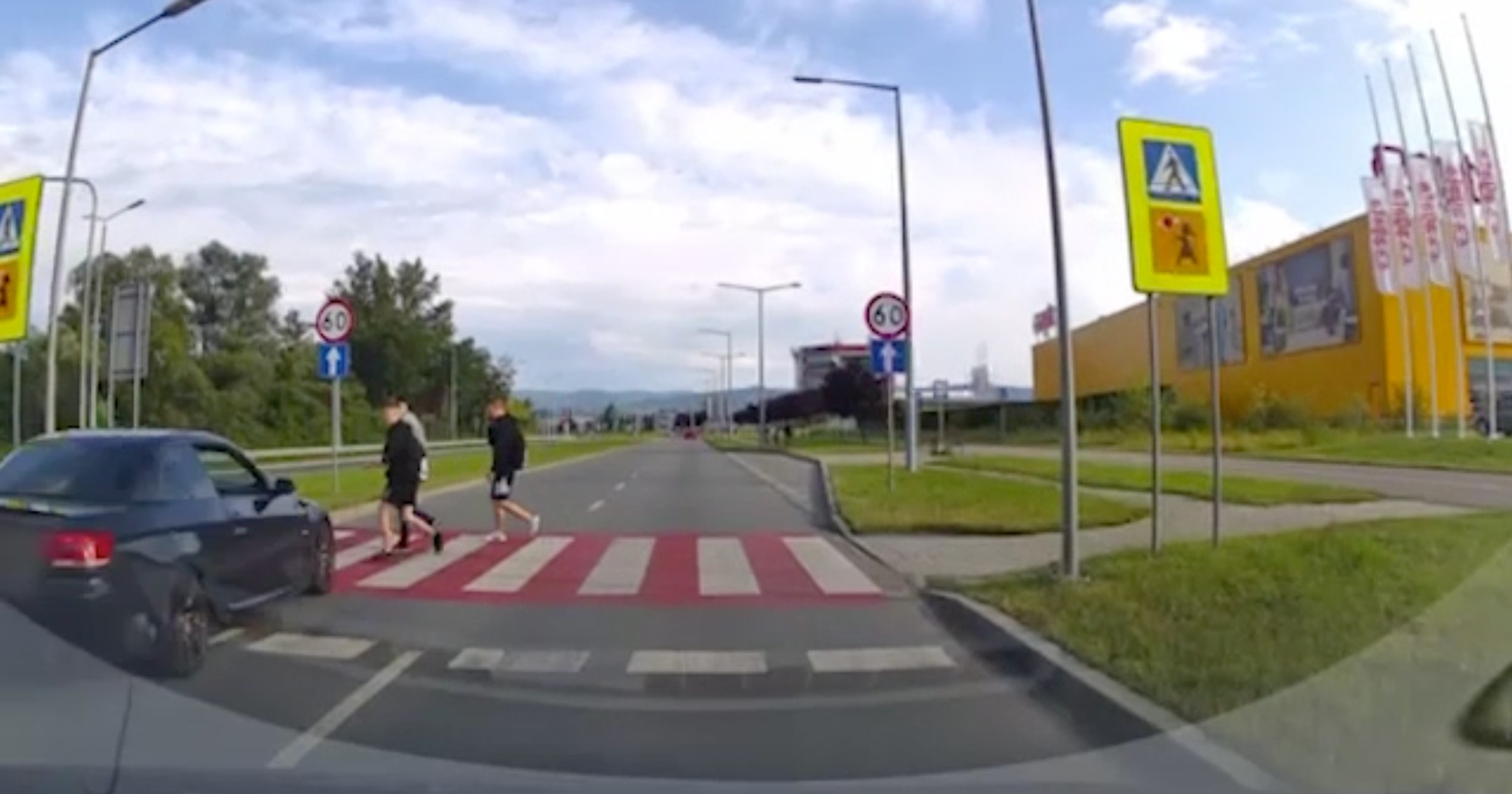 Słowacki kierowca potrącił trzech nastolatków w Nowym Sączu. Kadr z nagrania udostępnionego przez policję