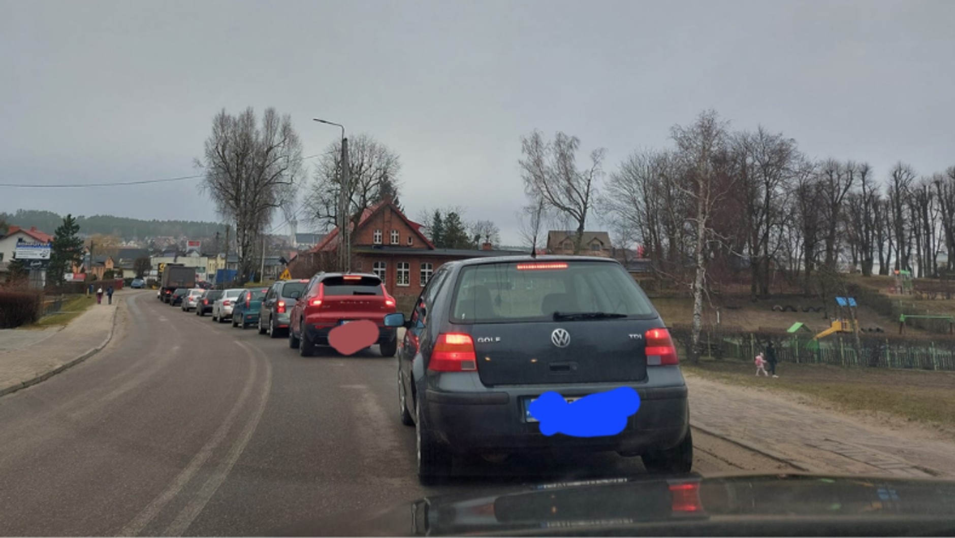 W szczycie pokonanie przejazdu kolejowego w Luzinie zajmuje 40 min.