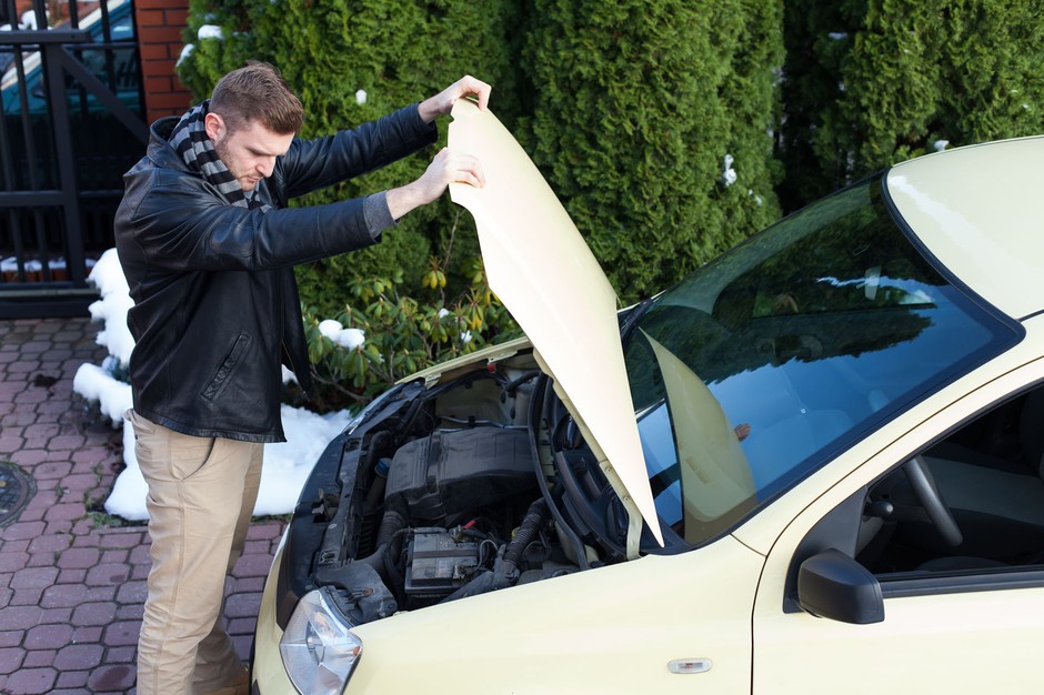 Otwarte wlewy oleju i innych płynów, pozostawione pod maską narzędzia, niedokręcone filtry – typowe,
ale przynajmniej bardzo łatwe do usunięcia wpadki mechaników. Ważne, żeby od razu reagować.