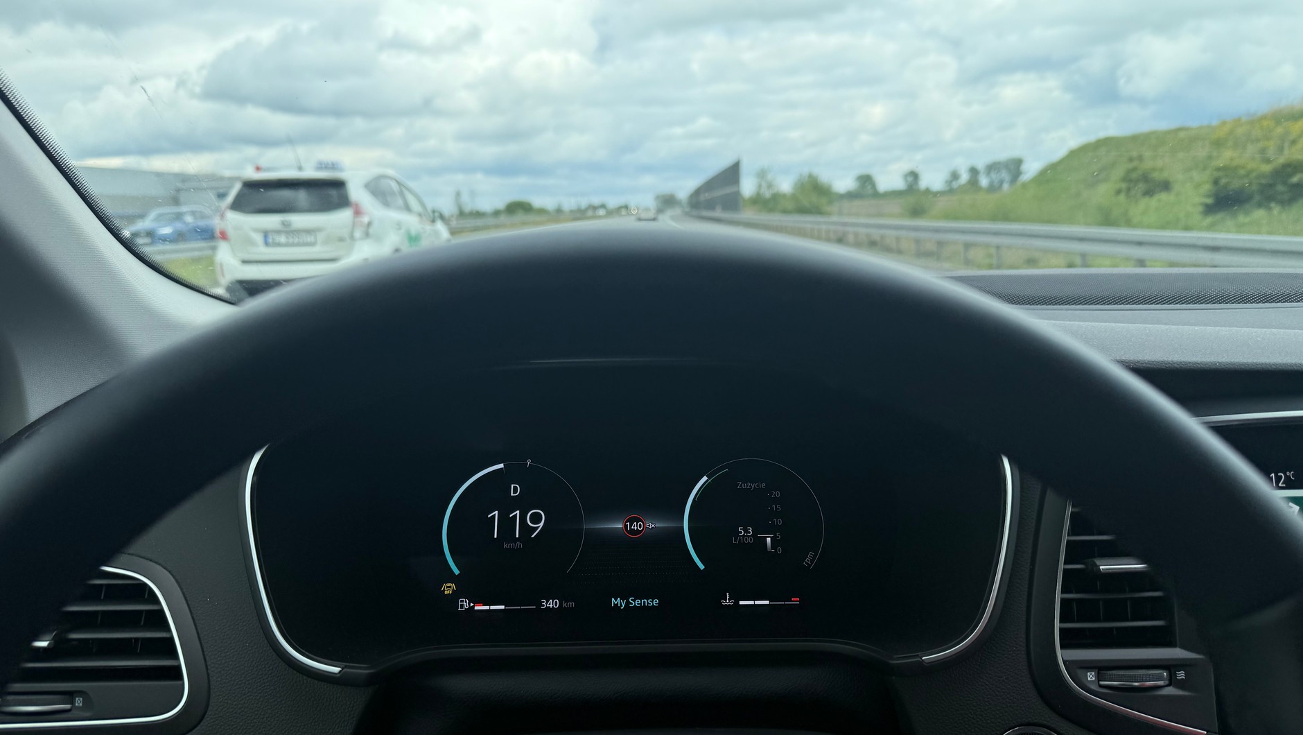 Renault Megane GrandCoupe nieźle jeździ na długich dystansach, mało pali