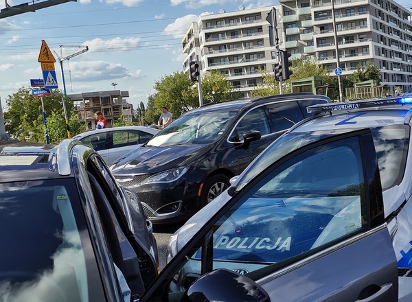 Pan Tomasz zderzył się z radiowozem na sygnale. Kto był winny?