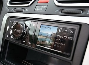 Znak czasów. Samochodowe radio bez CD
