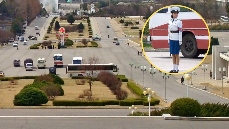 Na zdjęciu jedna z głównych ulic Pjongjangu. W kółku policjant służby drogowej z Korei Północnej (Wikipedia/Cheddaz)