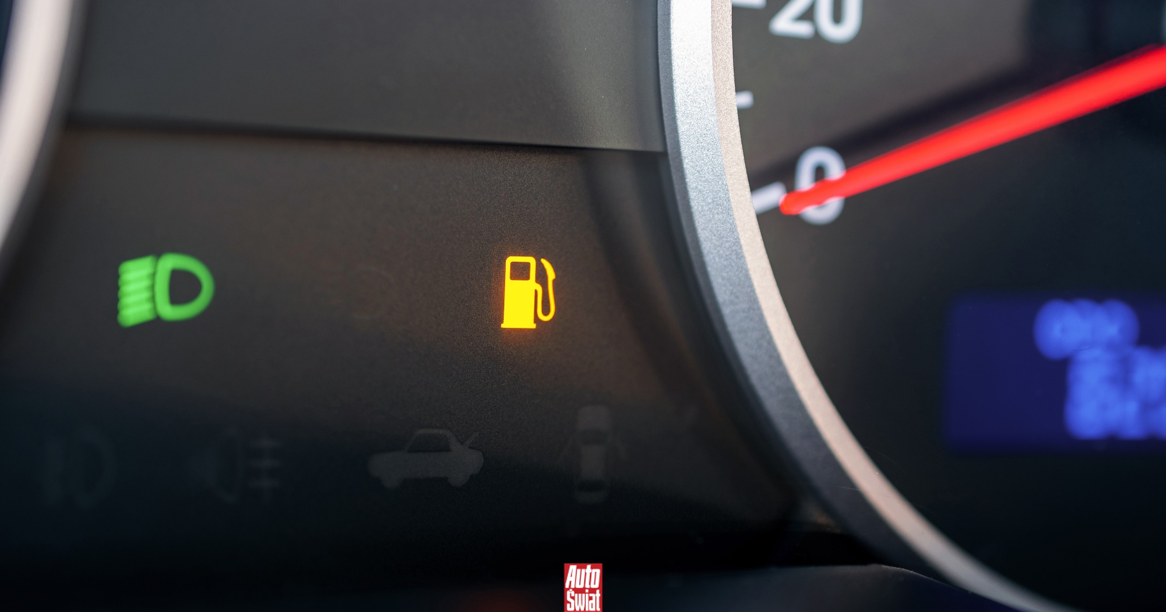 Dlaczego nie warto jeździć na rezerwie? Eksperci wymieniają trzy powody