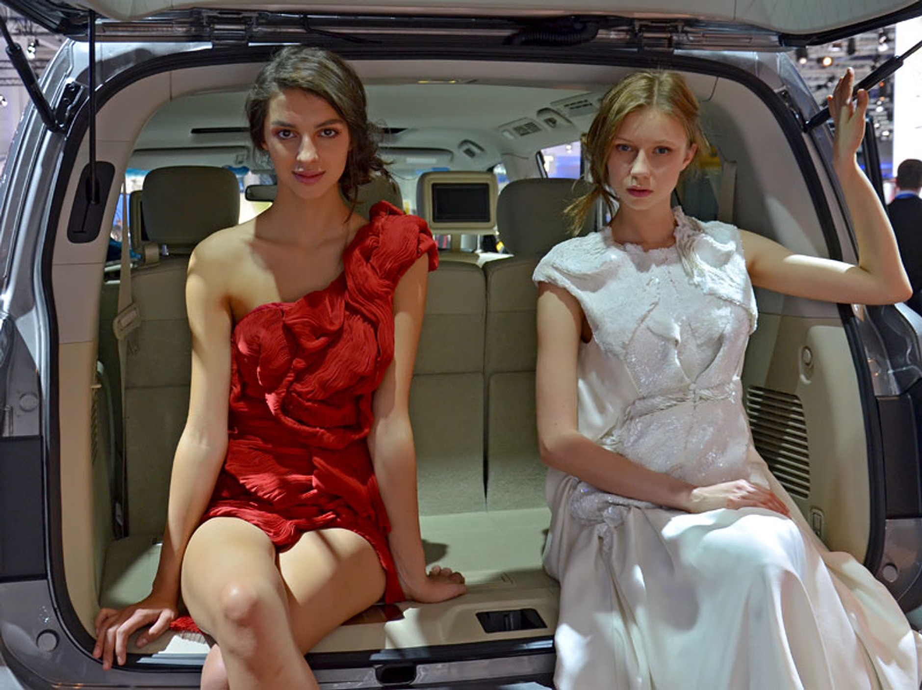 Moskwa 2012: taakie dziewczyny reklamowały auta