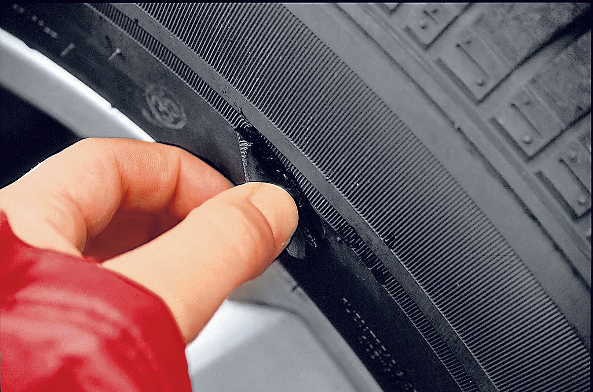 Uszkodzenie dyskwalifikujące opony, nawet jeśli opona trzyma ciśnienie