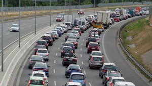 Do 2500 zł mandatu za niepoprawne stanie w korku. Kierowcy muszą pamiętać o bardzo ważnej zasadzie