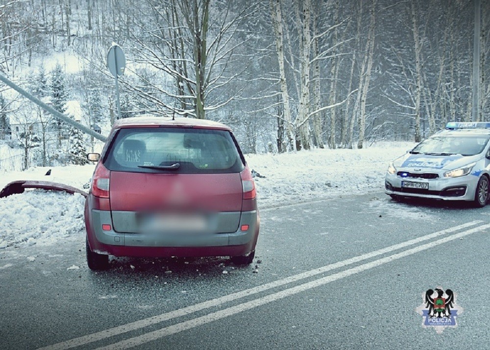 Złodziej porzucił skradzione Renault Scenic