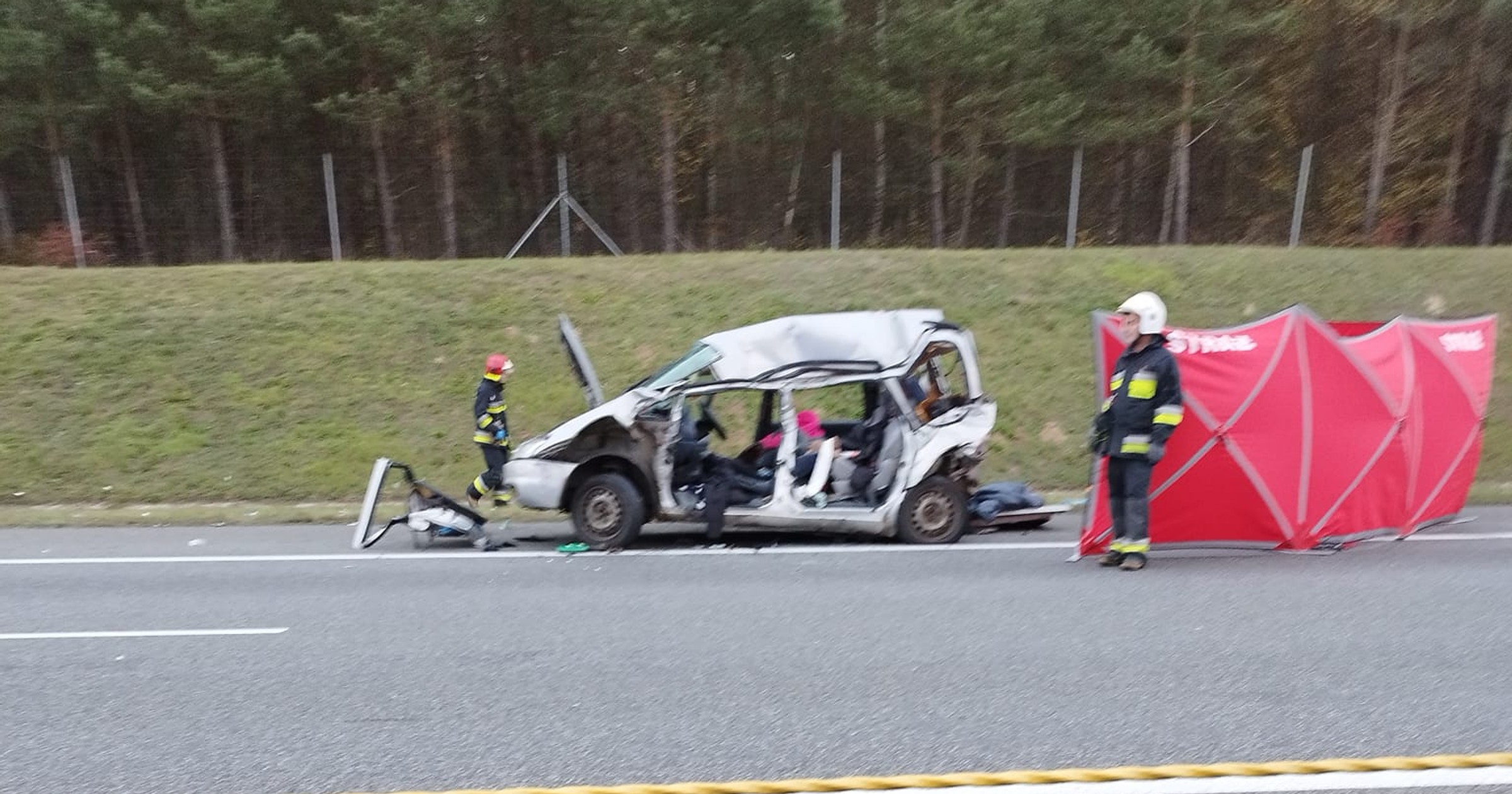 Zniszczony samochód po wypadku na autostradzie A4