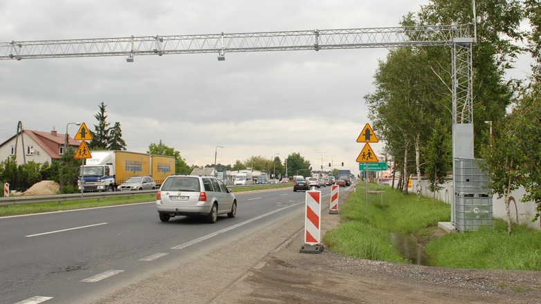 Bramownica na kamery do monitoringu wizyjnego przy drodze