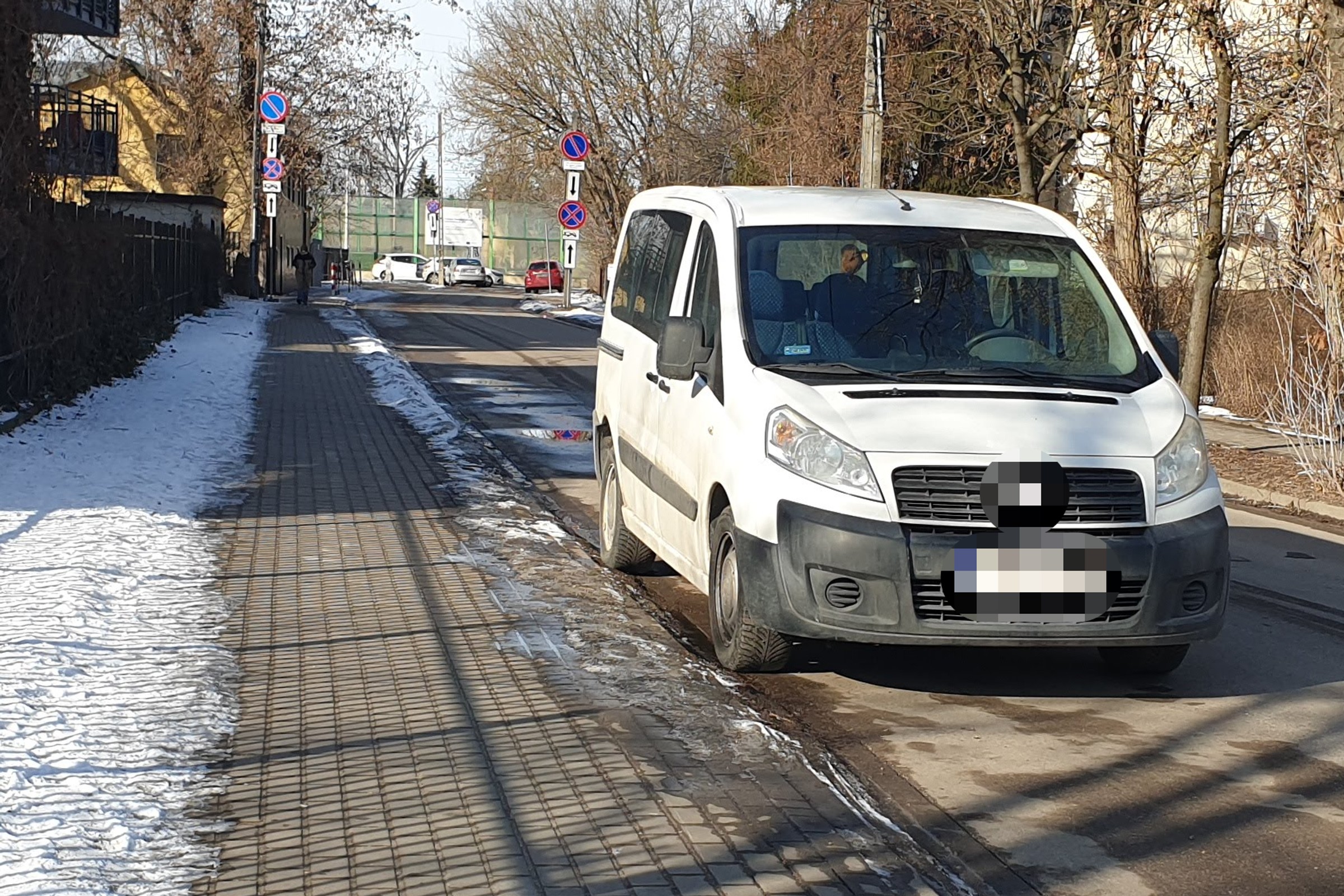 Parkowanie "tylko na chwilę". Grozi za to mandat, czy nie? Wyjaśniamy