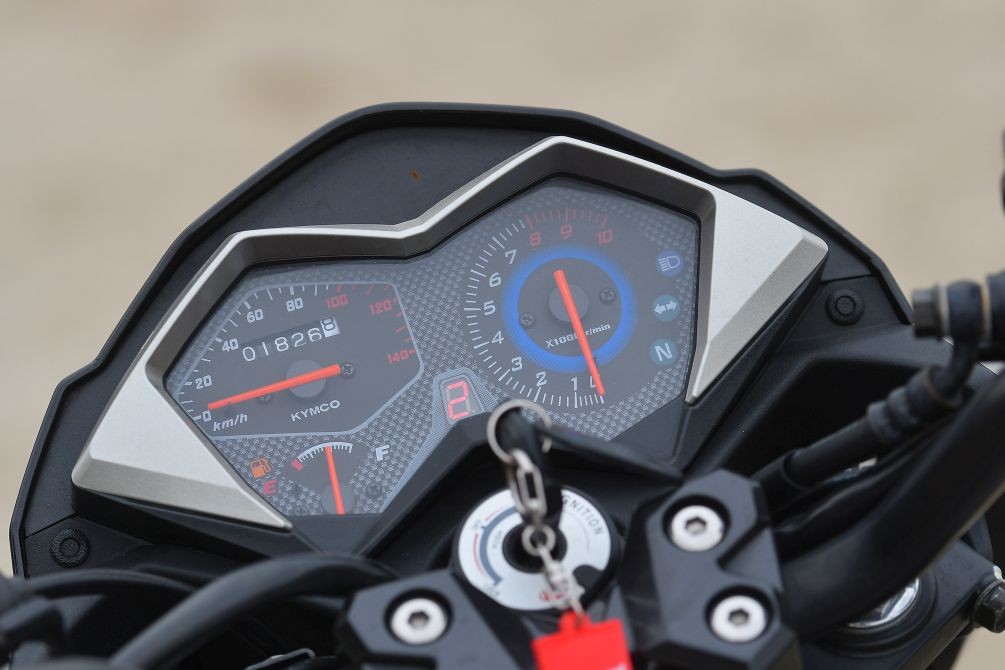 Liczniki: czytelność nieco popsuta przez wzór tła, cieszy duży wyświetlacz biegów