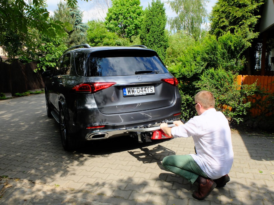 Bagażnik Uebler i21: teraz odchylamy platformę do poziomu – zatrzaśnięcie na haku następuje automatycznie