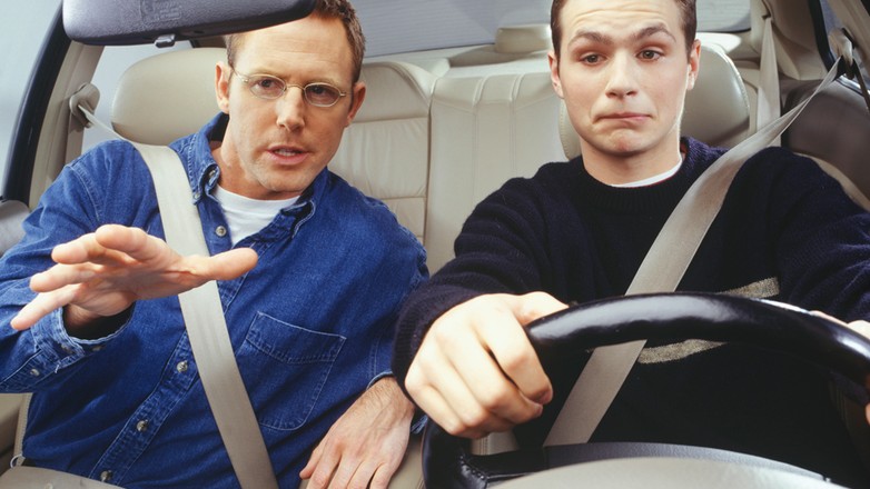 Ojciec uczy syna bezpiecznej jazdy