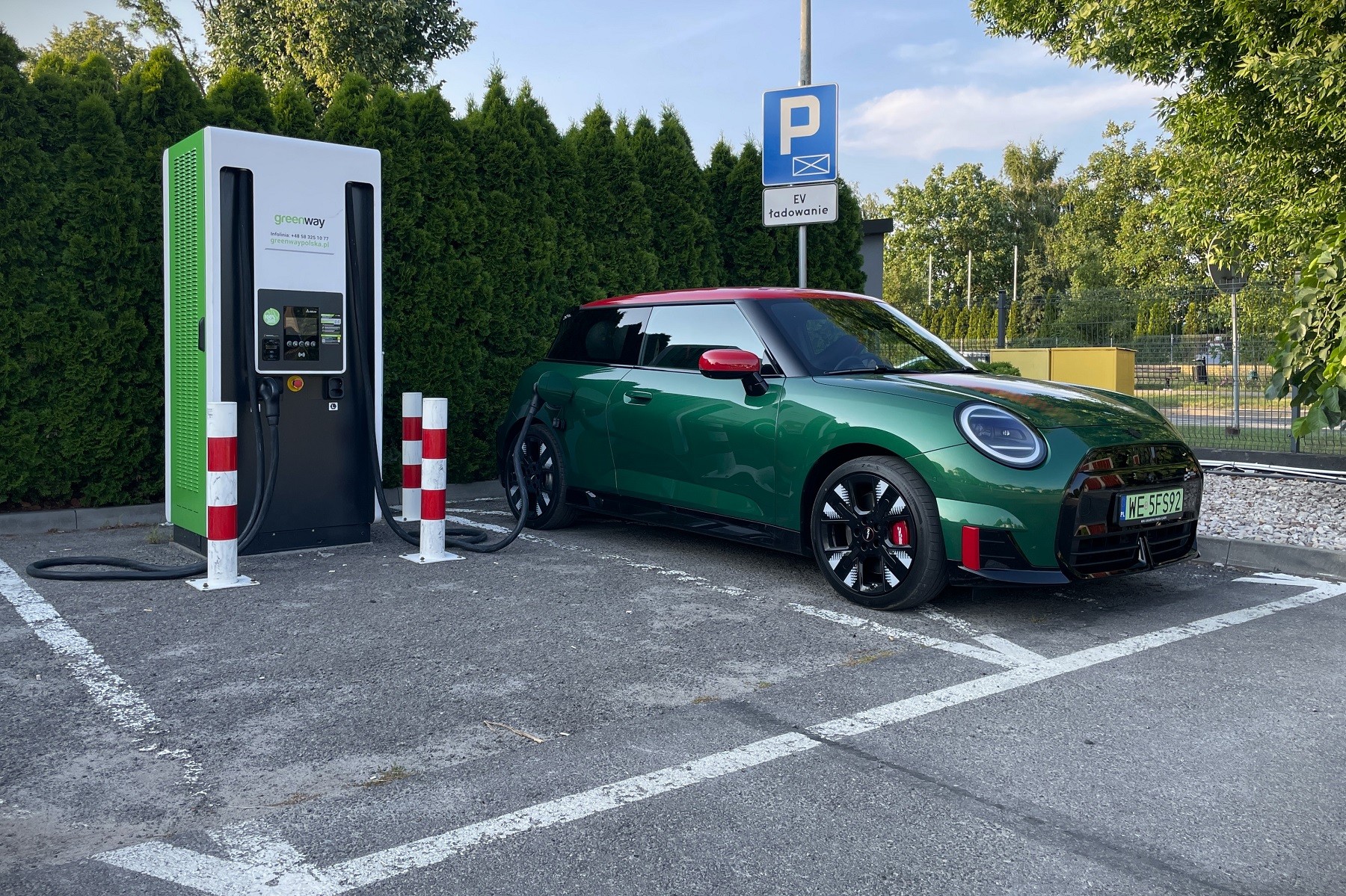 Elektryczne Mini na stacji ładowania pojazdów