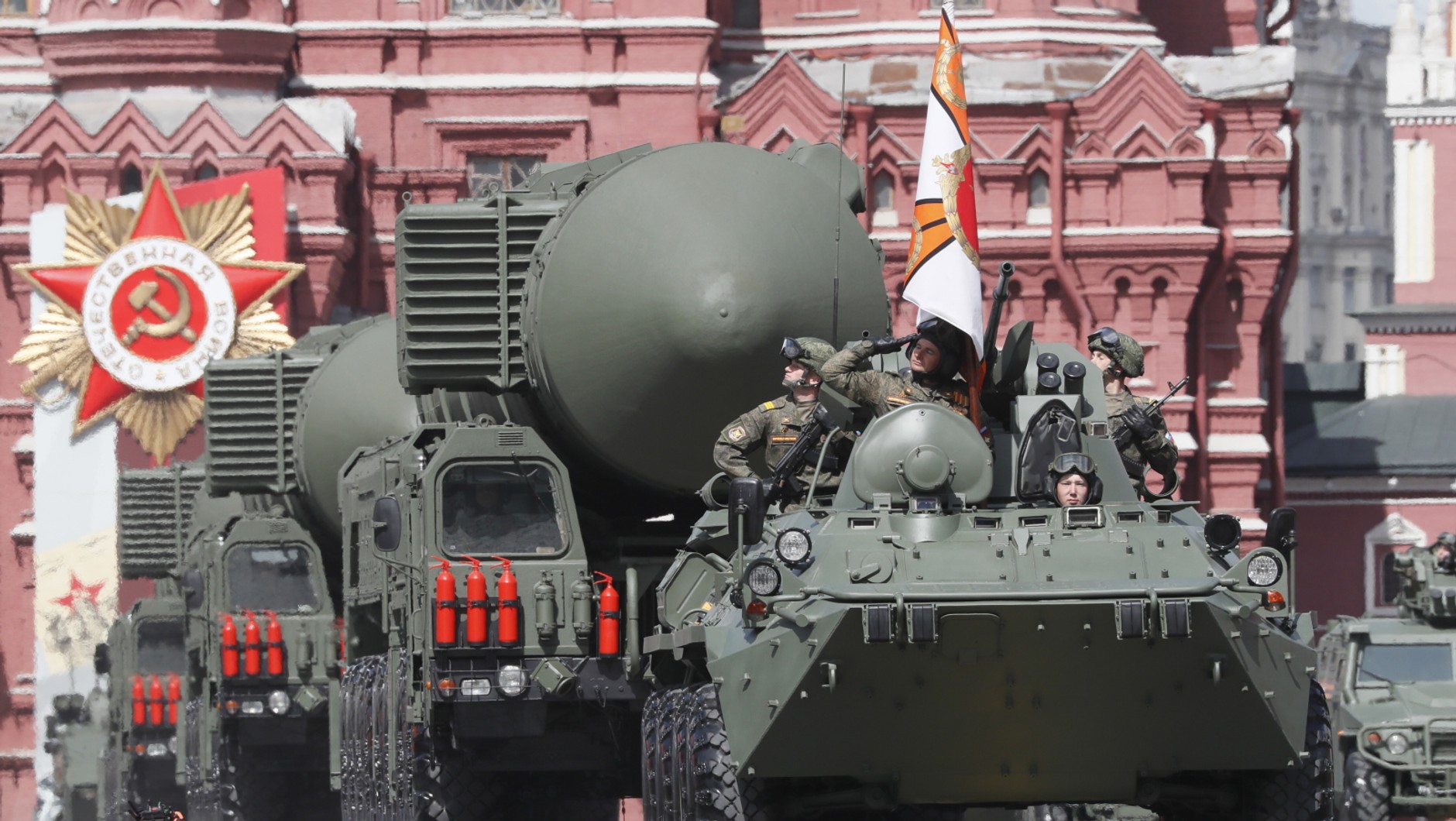 Parada wojskowa w Moskwie z okazji Dnia Zwycięstwa - międzykontynentalne wyrzutnie rakiet balistycznych