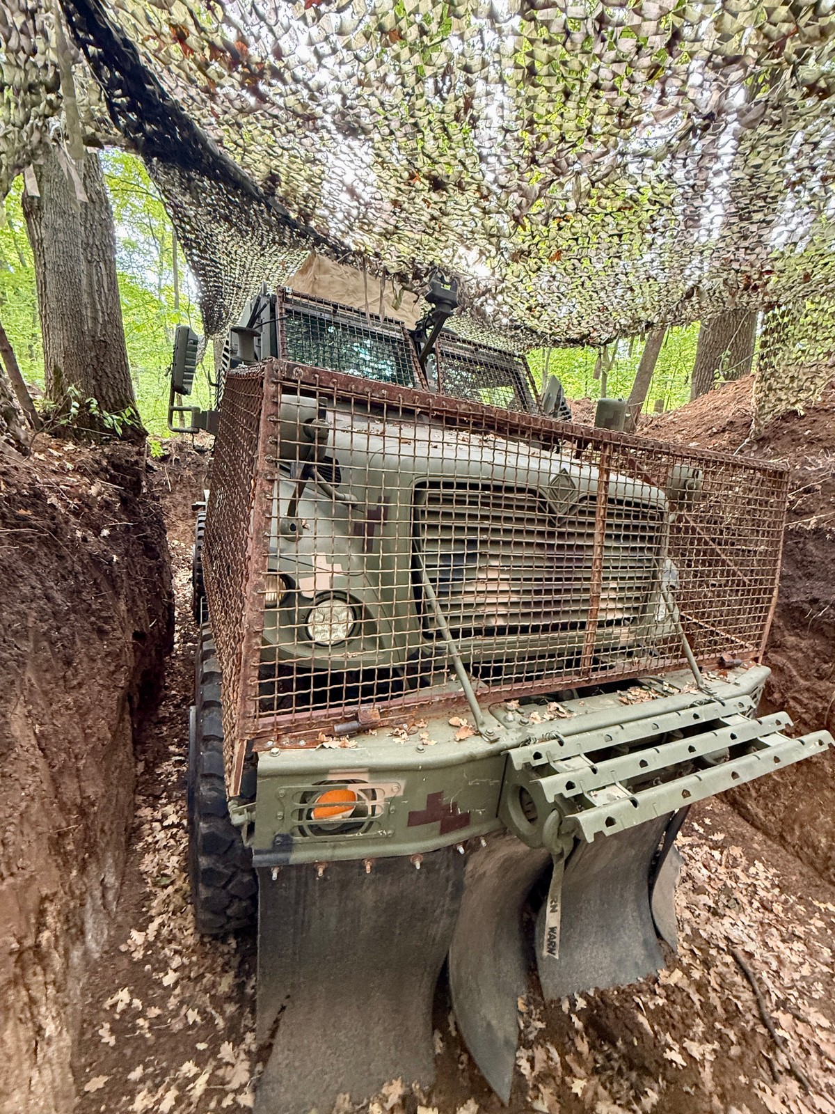 Ciężkie pojazdy wojskowe to cenny cel. W strefie zero dronów lata tyle, że strach wyprowadzać taki sprzęt z ukrycia. Nawet jeśli oprą się pierwszym trafieniom, to przy zmasowanym ataku w końcu zostaną zniszczone. 