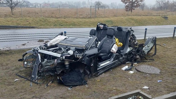 Wypadek na S8: zobacz ile zostało z elektrycznego Mercedesa