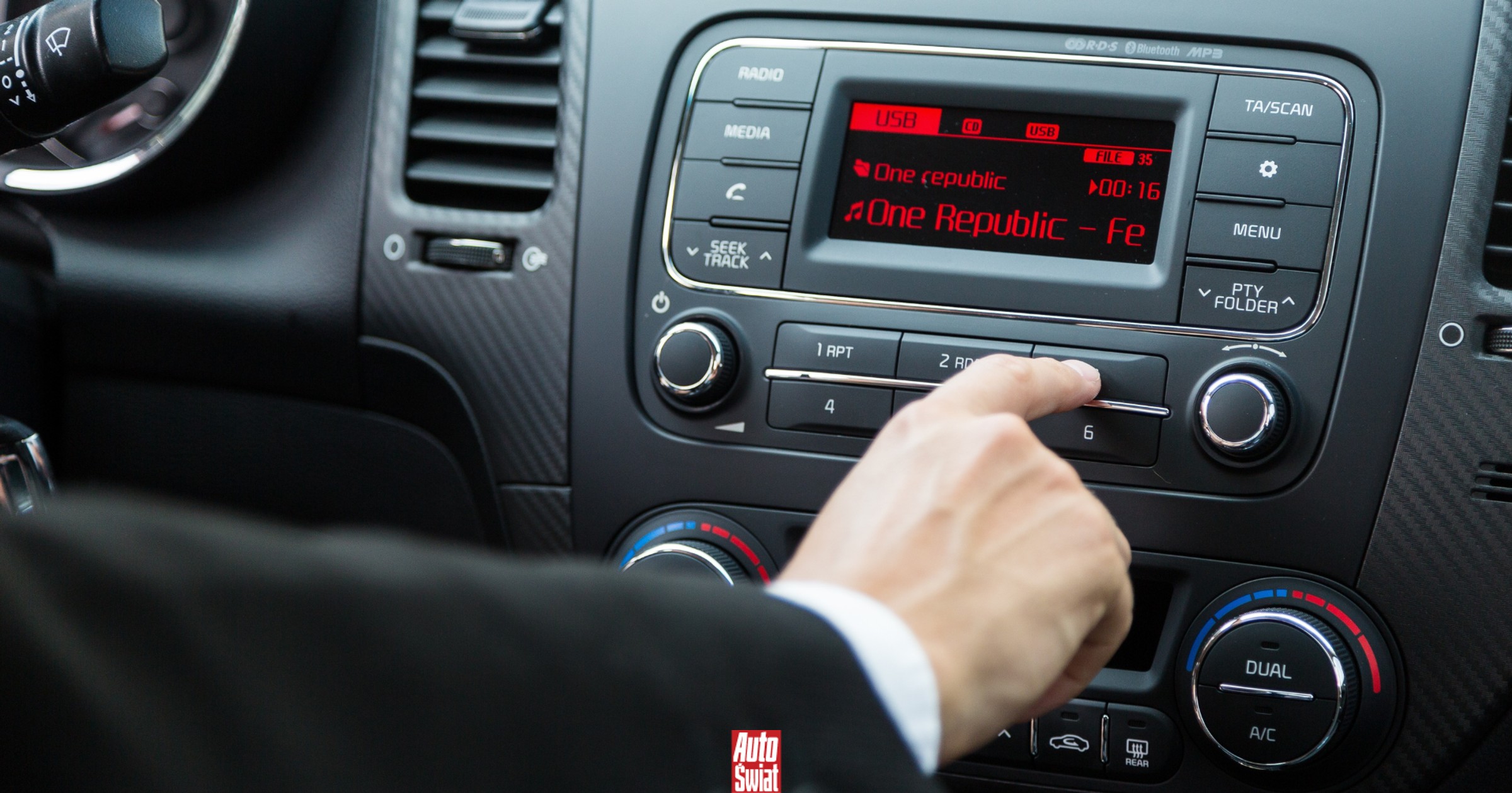 Jakiej muzyki słuchać w samochodzie? Jedna relaksuje, druga wzbudza agresję