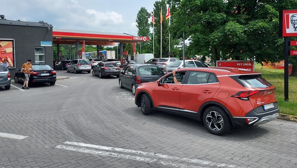 Nie lubisz kolejek na stacjach paliw? W te dni i godziny zatankujesz najszybciej
