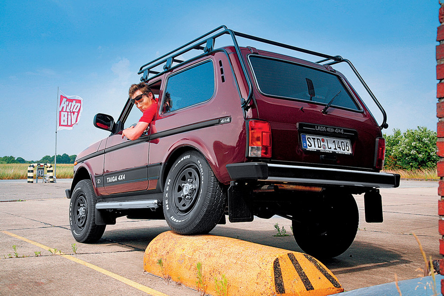 Dacia Duster kontra Łada Niva, Suzuki Jimny i Suzuki SX4: porównujemy najtańsze 4x4 na rynku