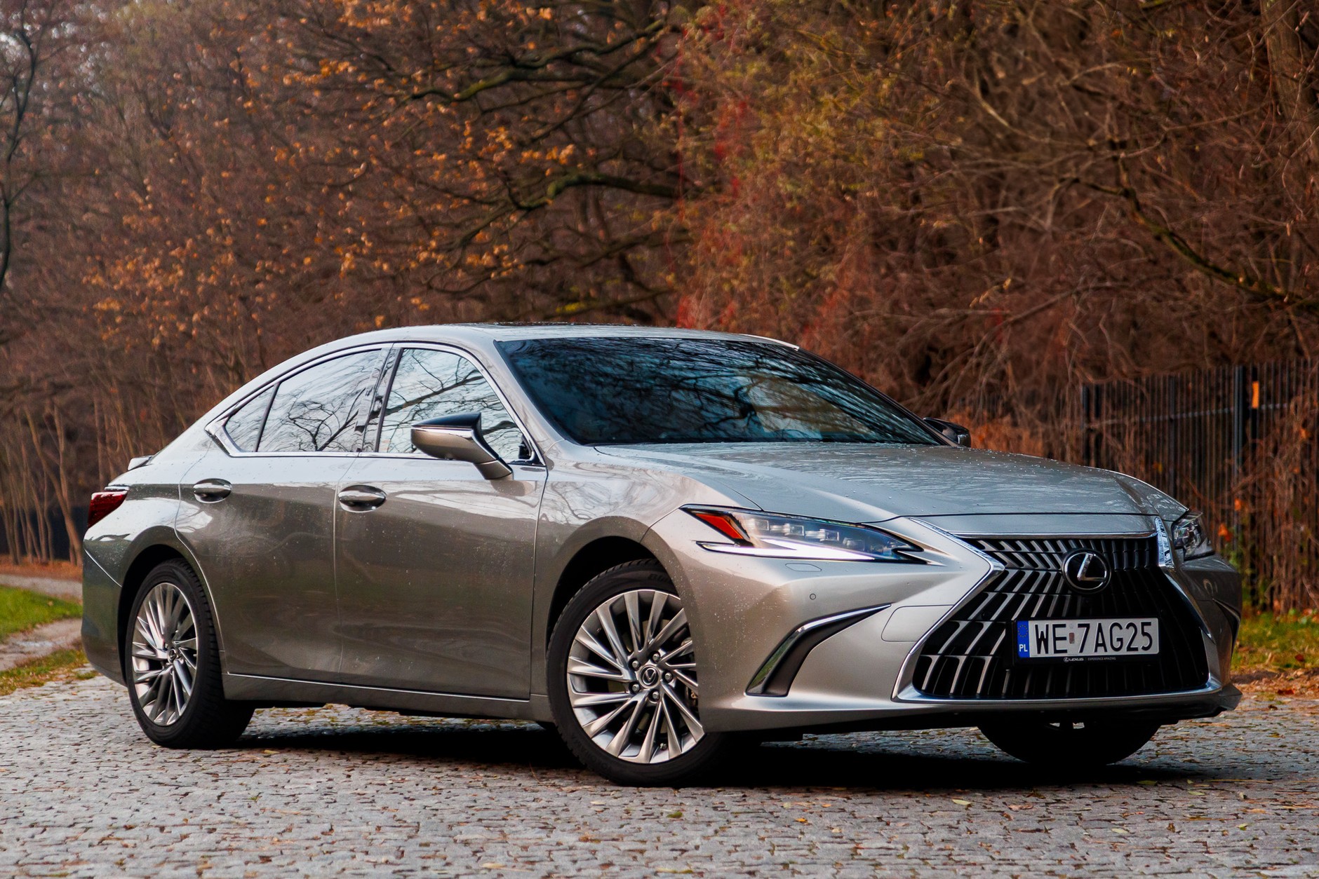 Lexus ES okazuje się bardzo niezawodny. Ten model jeszcze można kupić w salonie. To ostatnia szansa