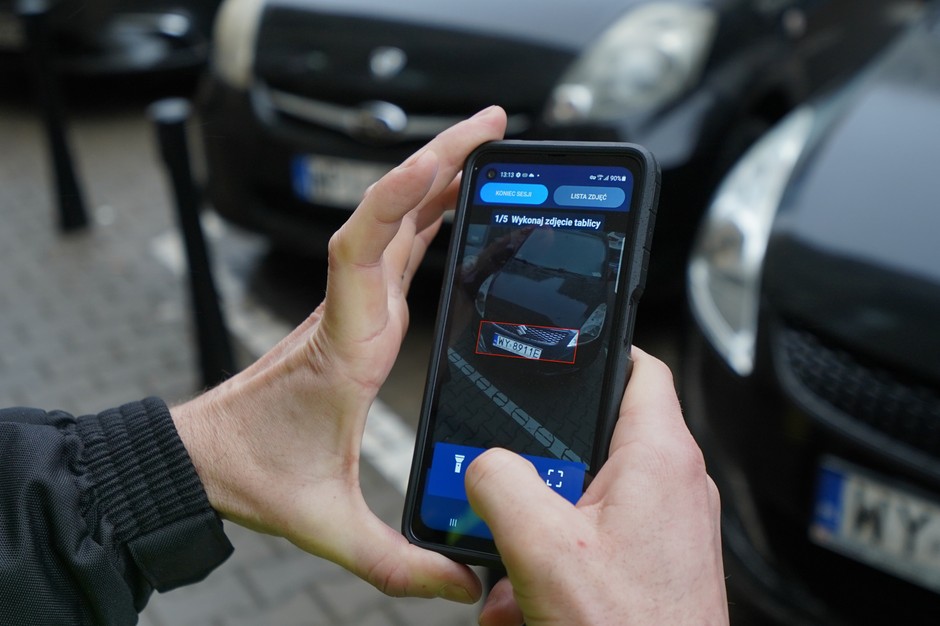 Nowe czytniki pieszych patroli kontrolujących SPPN w Warszawie