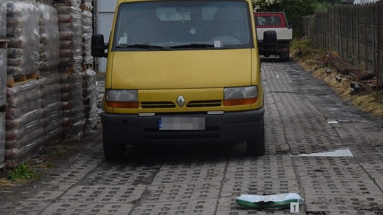 Cofał busem i nie zauważył przechodzącej 72-latki. Tragedia pod sklepem