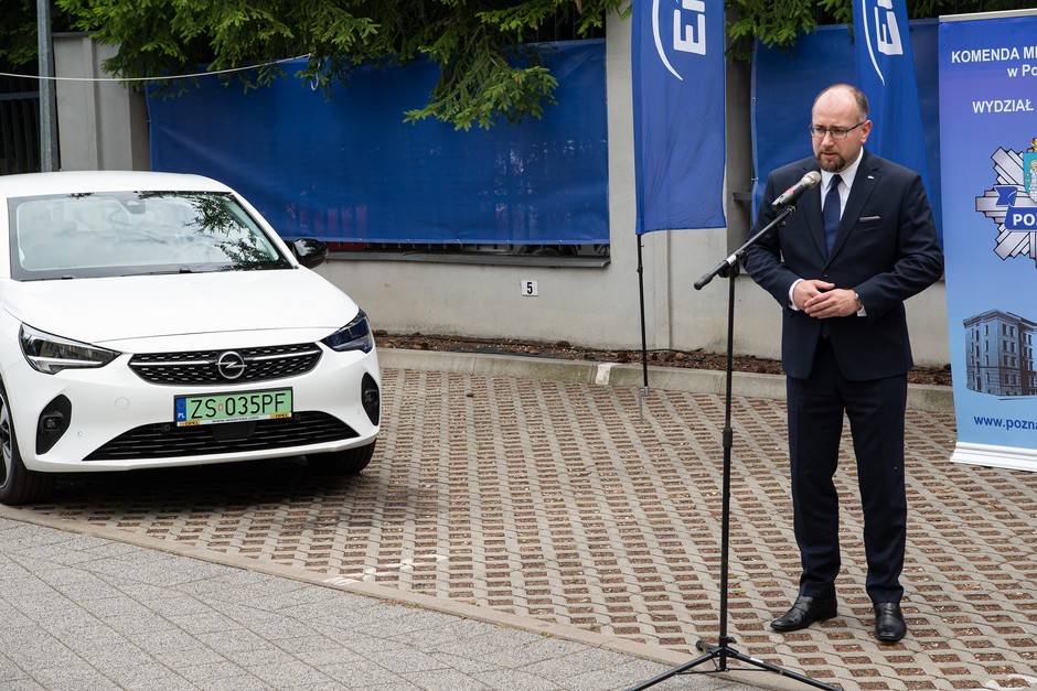 Fundacja Enea przekaże policji pięć elektrycznych Opli Corsa-e