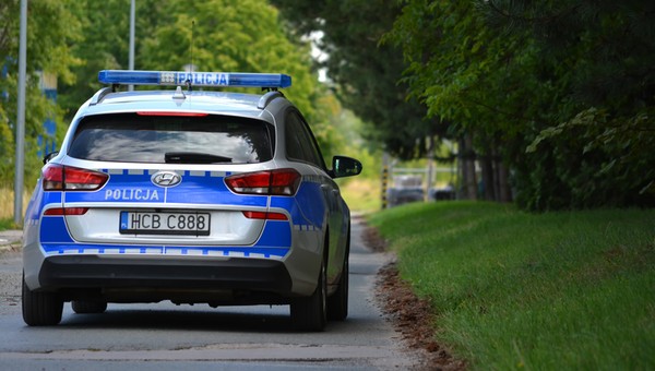 Radiowóz w świetle prawa nie różni się niczym od zwykłego samochodu jadącego po drodze. Różnica pojawia się, gdy włączy sygnały