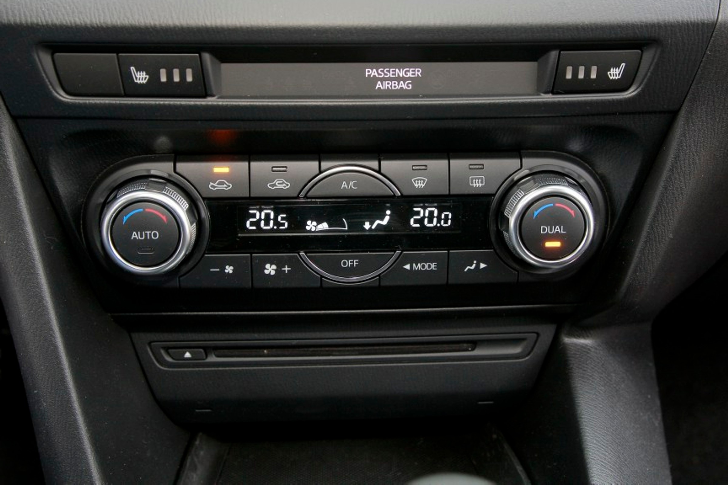 Jak gwałtownie nagrzać auto po zimnej nocy? Trik z obiegiem wewnętrznym działa