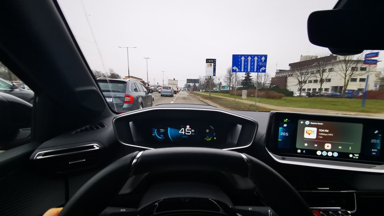 Jadąc przez miasto elektrykiem, odruchowo szukam buspasów